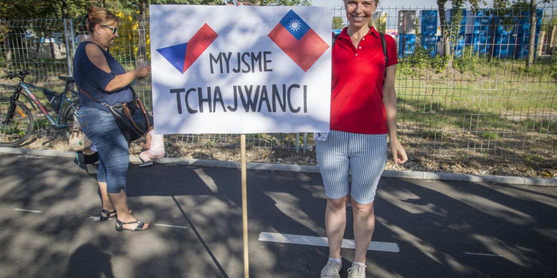 Prague Welcomes Czech Senate President Miloš Vystrčil with 'We Are Taiwanese' Signs in a Display of Solidarity