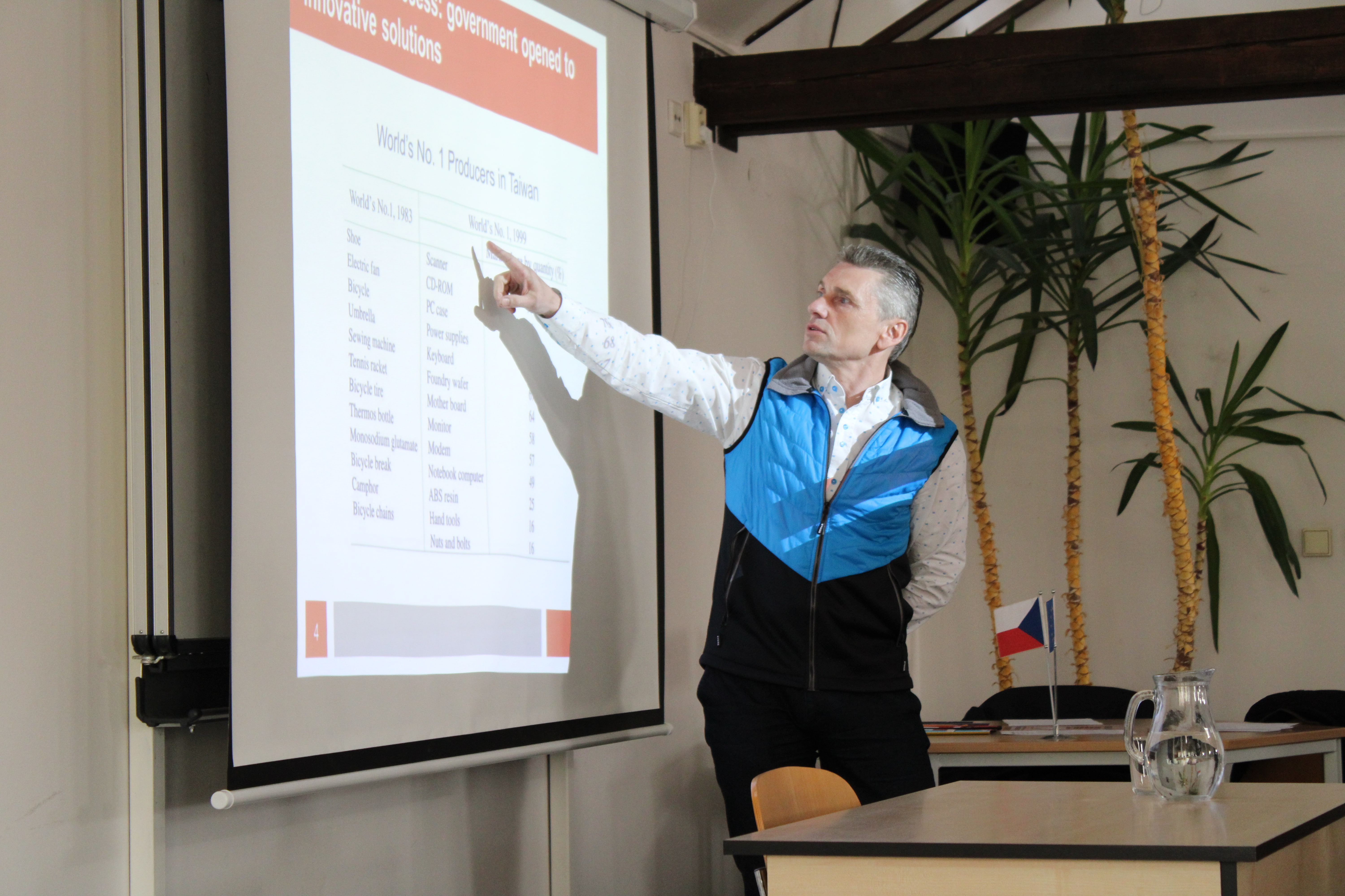 Pavel Diviš Held a Lecture on the Strengths of the Taiwanese Economy at the College of International and Public Relations, Prague